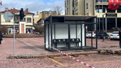 Tavşanlı’da akıllı duraklar montajlanıyor