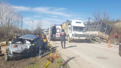 Tır ile kafa kafaya çarpışan otomobilin sürücüsü hayatını kaybetti