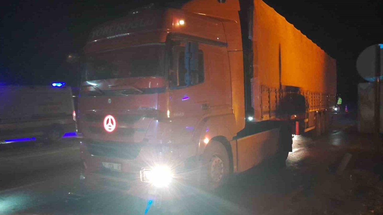 Tır ile ticari taksi çarpıştı: 1 yaralı