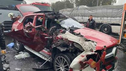 Tıra arkadan çarpan lüks otomobil hurdaya döndü: 2 yaralı