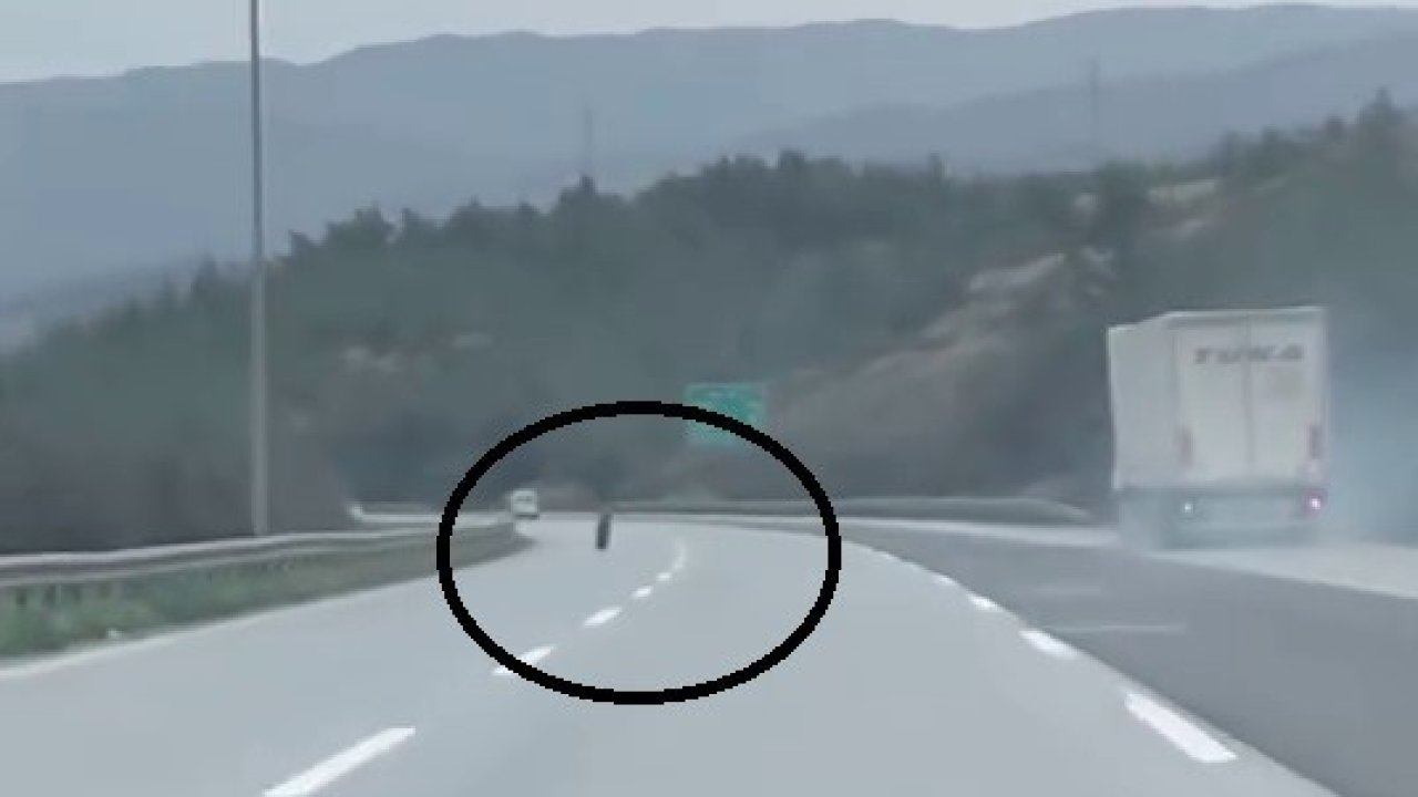 Tırdan fırlayan lastik otobanda yüzlerce metre ilerledi
