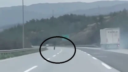 Tırdan fırlayan lastik otobanda yüzlerce metre ilerledi
