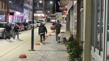 Tokat’ta fırtına ağacı devirdi, vatandaş saniyelerle kurtuldu