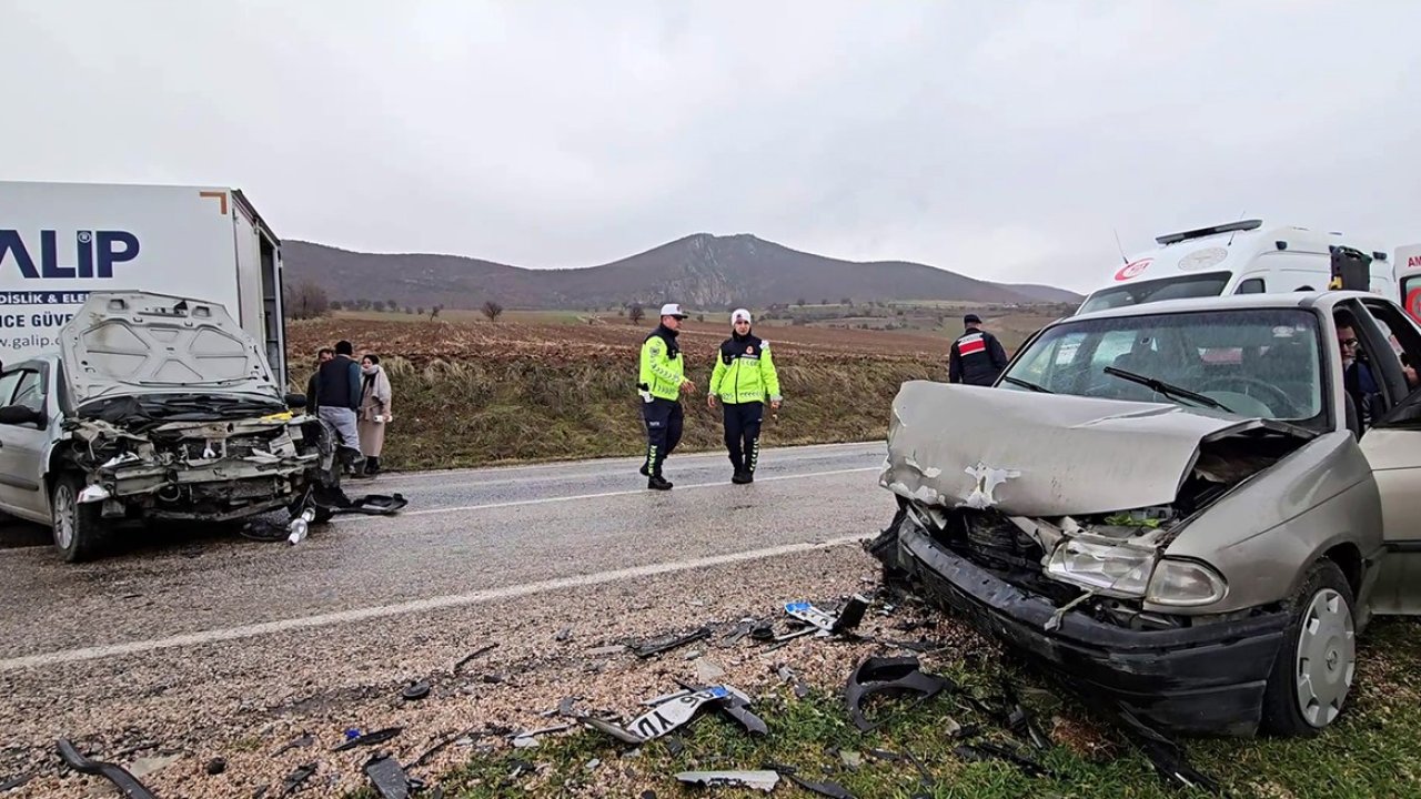 Tokat’ta iki otomobil kafa kafaya çarpıştı: 1’i ağır 7 yaralı