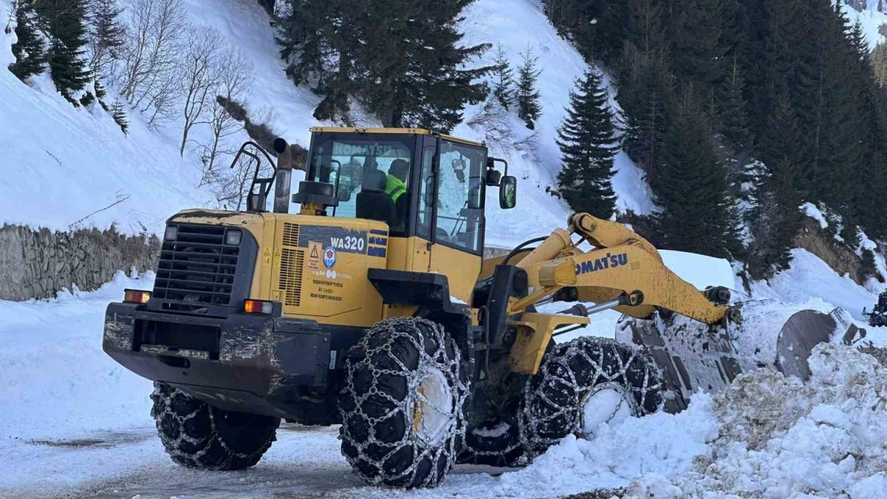 Trabzon’da 19 mahalle yolu kar nedeniyle ulaşıma kapandı