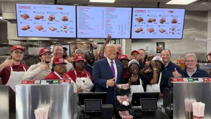Trump, bir restoranı ziyaret ederek başkanlık uçağına götürmek için hamburger sipariş etti