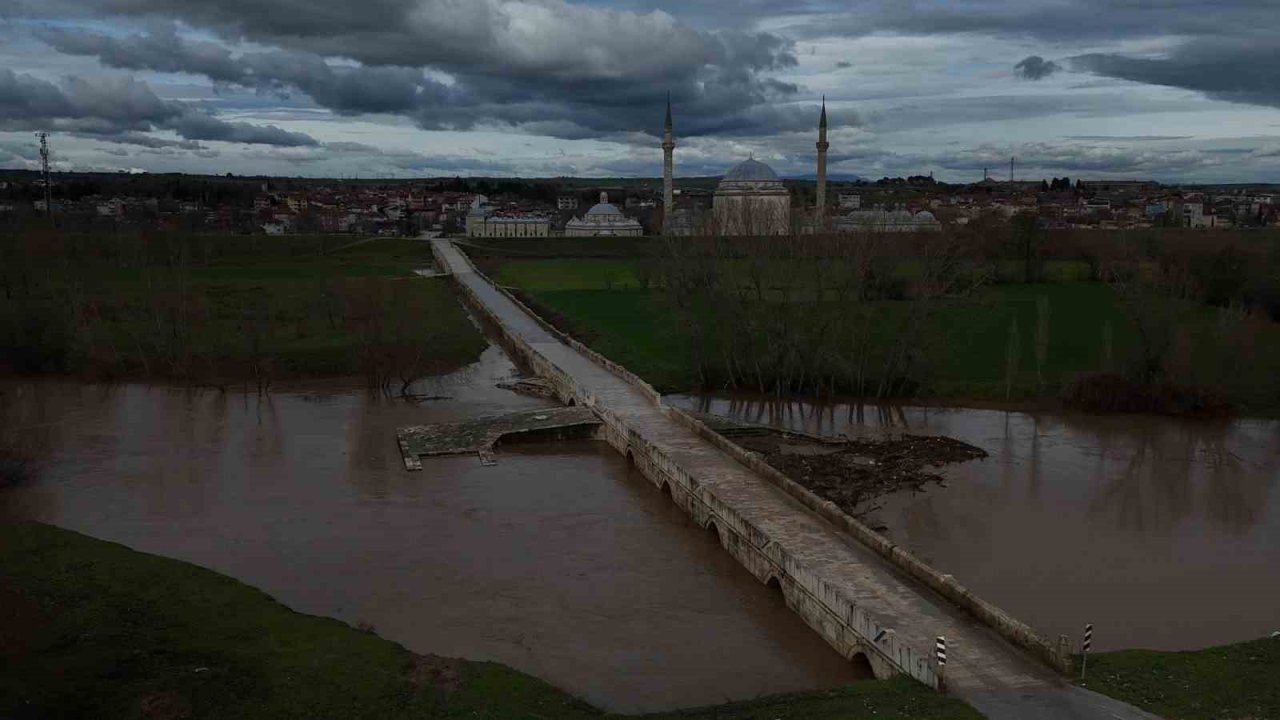 Tunca Nehri seddelerindeki menfez ve pompa istasyonları alarm veriyor