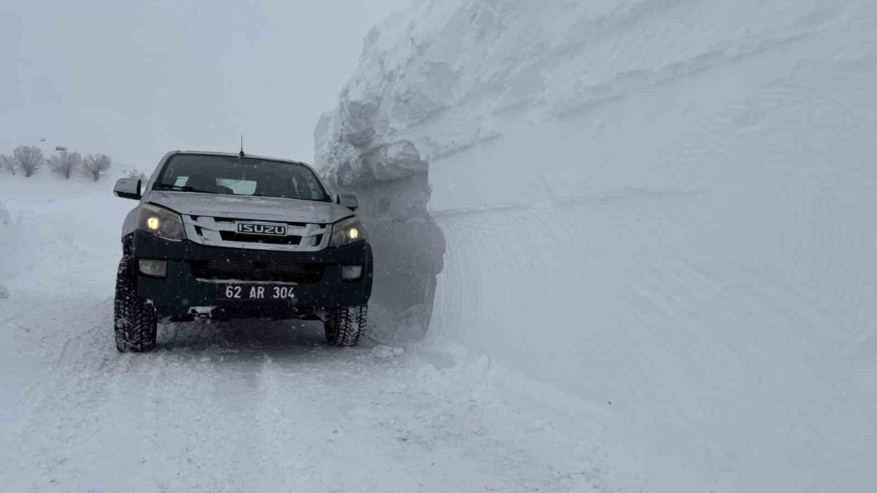 Tunceli’de karla mücadele çalışmaları gece gündüz sürüyor