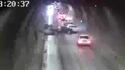 Tünelde otomobiller kafa kafaya çarpıştı, 1 kişi yaralandı: Feci kaza kamerada