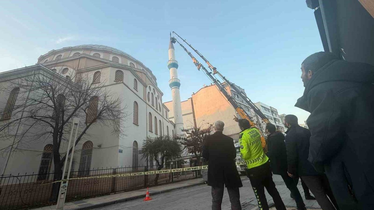 Turgutlu’da hasar gören cami minaresi vinçle düzeltildi