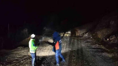 Tut ilçesinde korkutan heyelan: 2 ev tahliye edildi