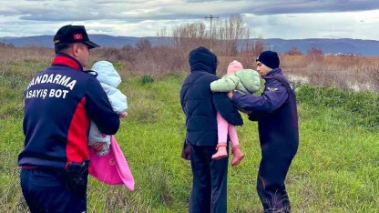 Uluabat Gölü’nde mahsur kalan aileyi jandarma kurtardı