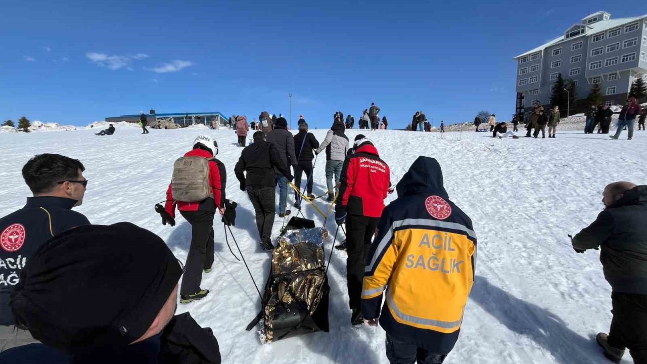 Uludağ’da kızak faciası: Dereye uçan tatilciyi JAK kurtardı