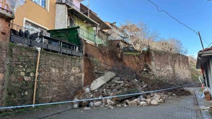 Uşak’ta yağış sonrası istinat duvarı çöktü, toprak kayması yaşandı: 3 ev tahliye edildi