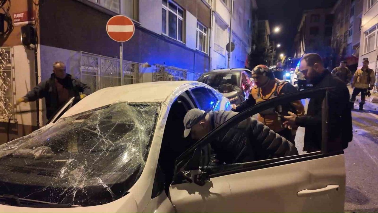 Üsküdar’da kontrolden çıkan otomobil iki araca çarparak takla attı