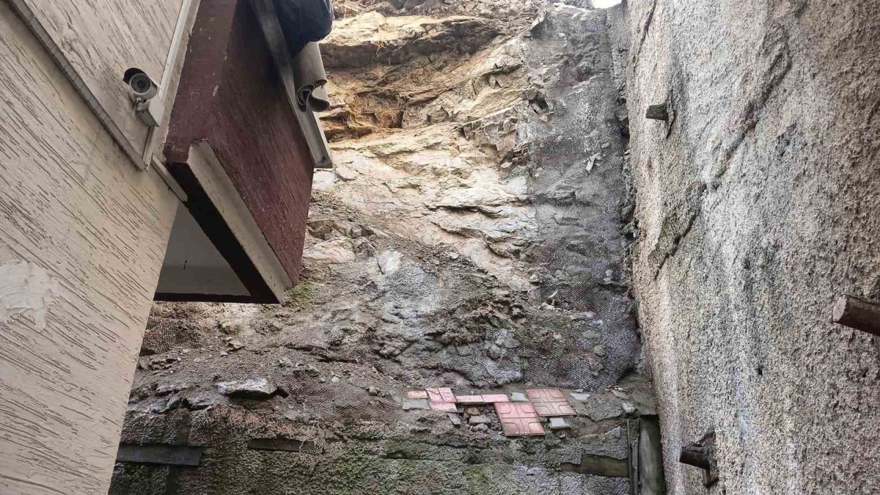 Üzerine gecekondular inşa edilen kayalıklardan düşen parçalar iki binanın mühürlenmesine neden oldu