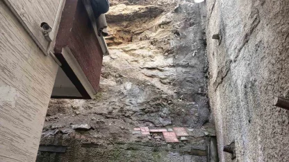Üzerine gecekondular inşa edilen kayalıklardan düşen parçalar iki binanın mühürlenmesine neden oldu