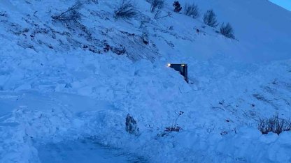 Vali Ergün: "Arama kurtarma çalışmaları durmadı, çığ riski sebebiyle ara verildi"