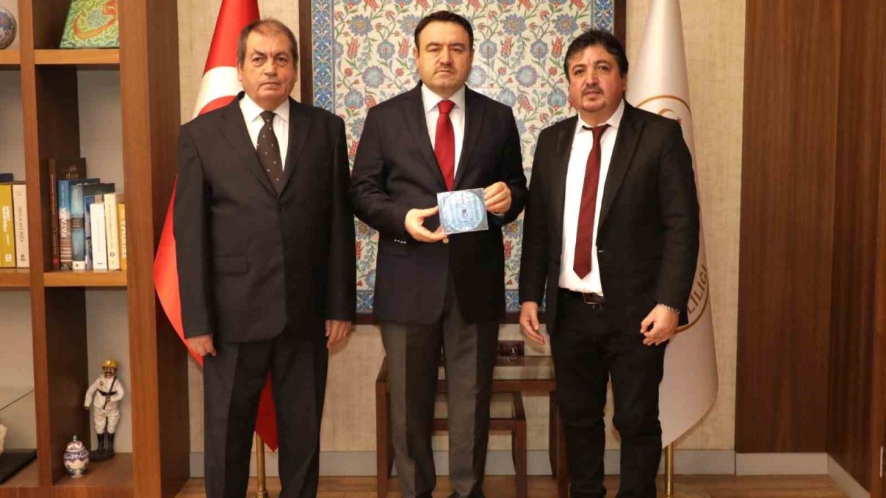 Vali Işın ve Tuğgeneral Baş’a ’Kütahyaspor 60. yıl albümü’ takdim edildi