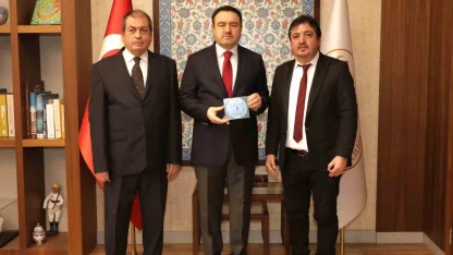 Vali Işın ve Tuğgeneral Baş’a ’Kütahyaspor 60. yıl albümü’ takdim edildi