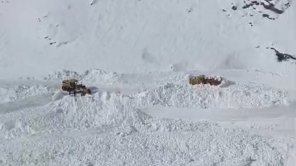 Van Bahçesaray’da mezra yoluna çığ düştü