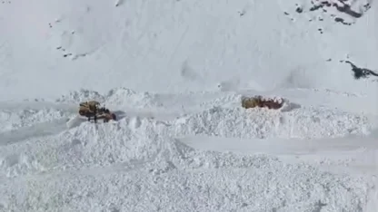 Van Bahçesaray’da mezra yoluna çığ düştü