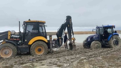Van Gölü sahilinde çamura saplanan traktör kepçe ile kurtarıldı