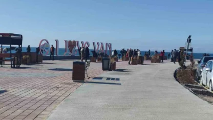 Van’da bahar havası: Vatandaşlar sahile akın etti