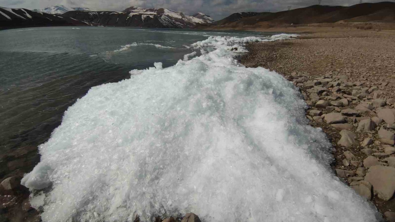 Van’da baraj gölünde donan dalgalar görsel şölen sundu