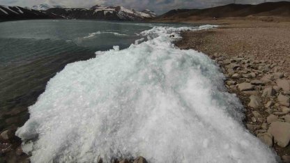 Van’da baraj gölünde donan dalgalar görsel şölen sundu