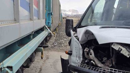Van’da faciadan dönüldü: Tren ile okul servisi çarpıştı