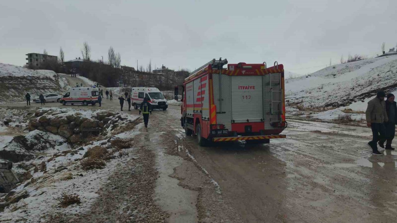 Van’da otomobil dereye uçtu: 3 yaralı