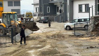 Vatandaş ‘Zor olamaz’ diye paylaştı, Hatay Büyükşehir Belediyesi öğrencilerin okul yolunu temizlendi