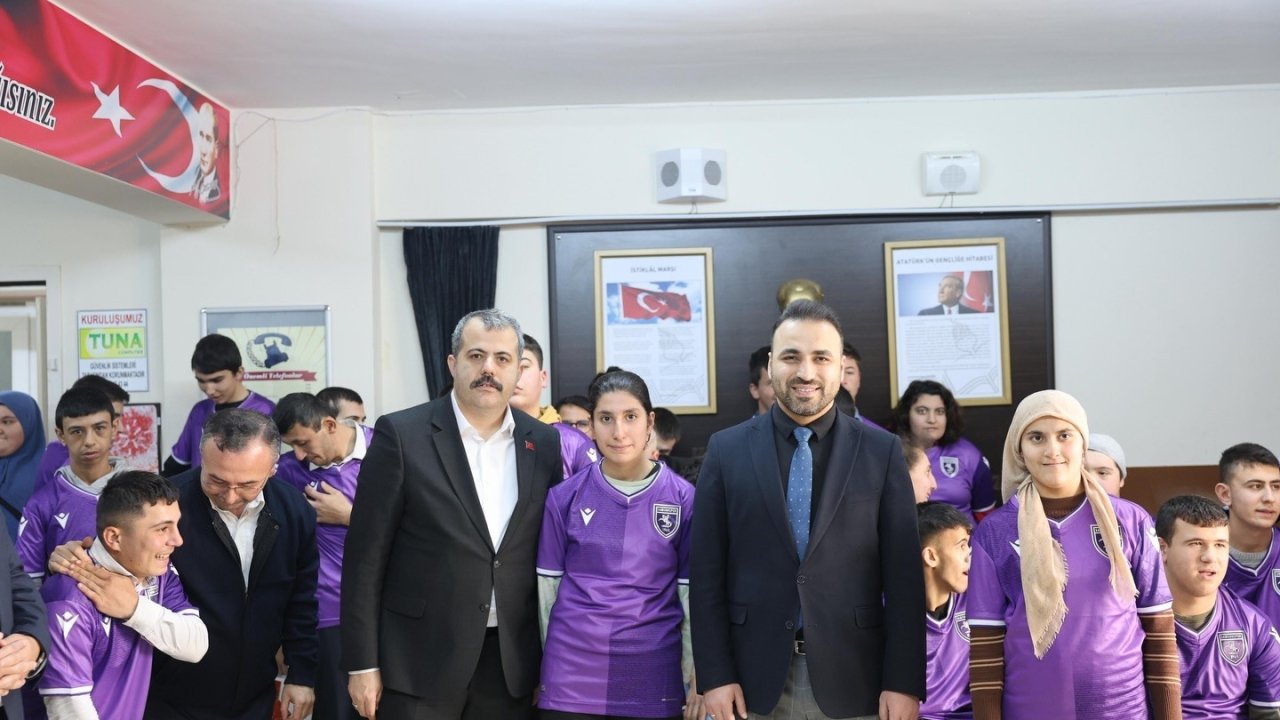 Vezirköprü’de özel öğrencilere Samsunspor forması sürprizi