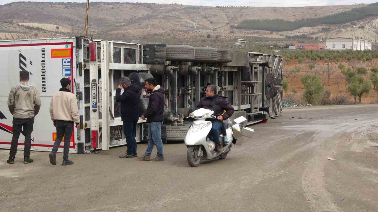 Virajı alamayan tır yan yattı