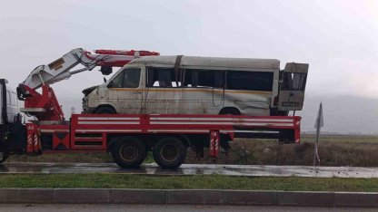 Yağış sonrası kayganlaşan yolda taklalar atan transit hurdaya döndü: 2 yaralı
