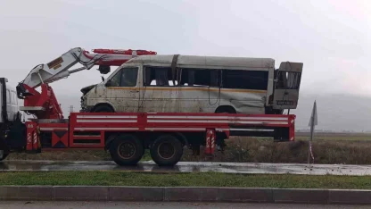 Yağış sonrası kayganlaşan yolda taklalar atan transit hurdaya döndü: 2 yaralı