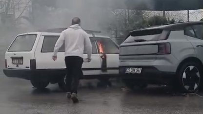 Yanan otomobile yol kenarındaki su birikintisinden doldurduğu kovayla müdahale etti