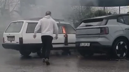 Yanan otomobile yol kenarındaki su birikintisinden doldurduğu kovayla müdahale etti