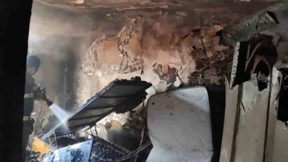 Yangında kuşları yanan çocuğu mahalle sakinleri teselli etti