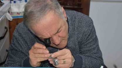 Yarım asırlık saat ustası çırak bulamadığı mesleğini eşiyle ayakta tutuyor
