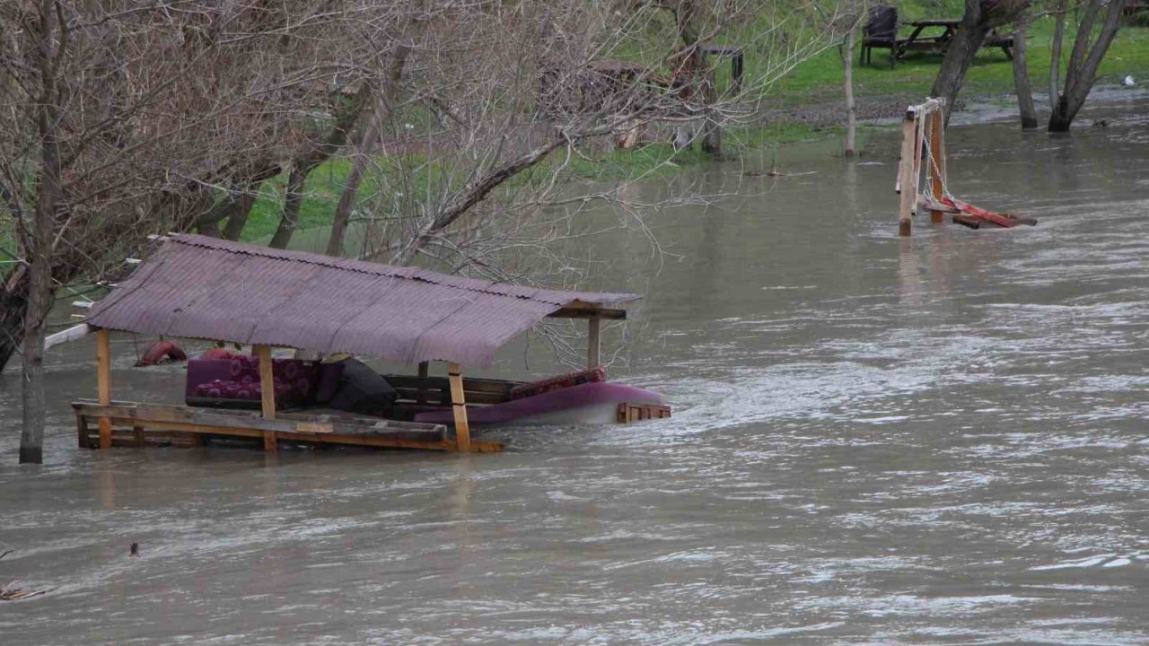 Yeşilırmak Nehri’nde su seviyesi 2 metreye kadar yükseldi, piknik masaları akıntıya kapıldı