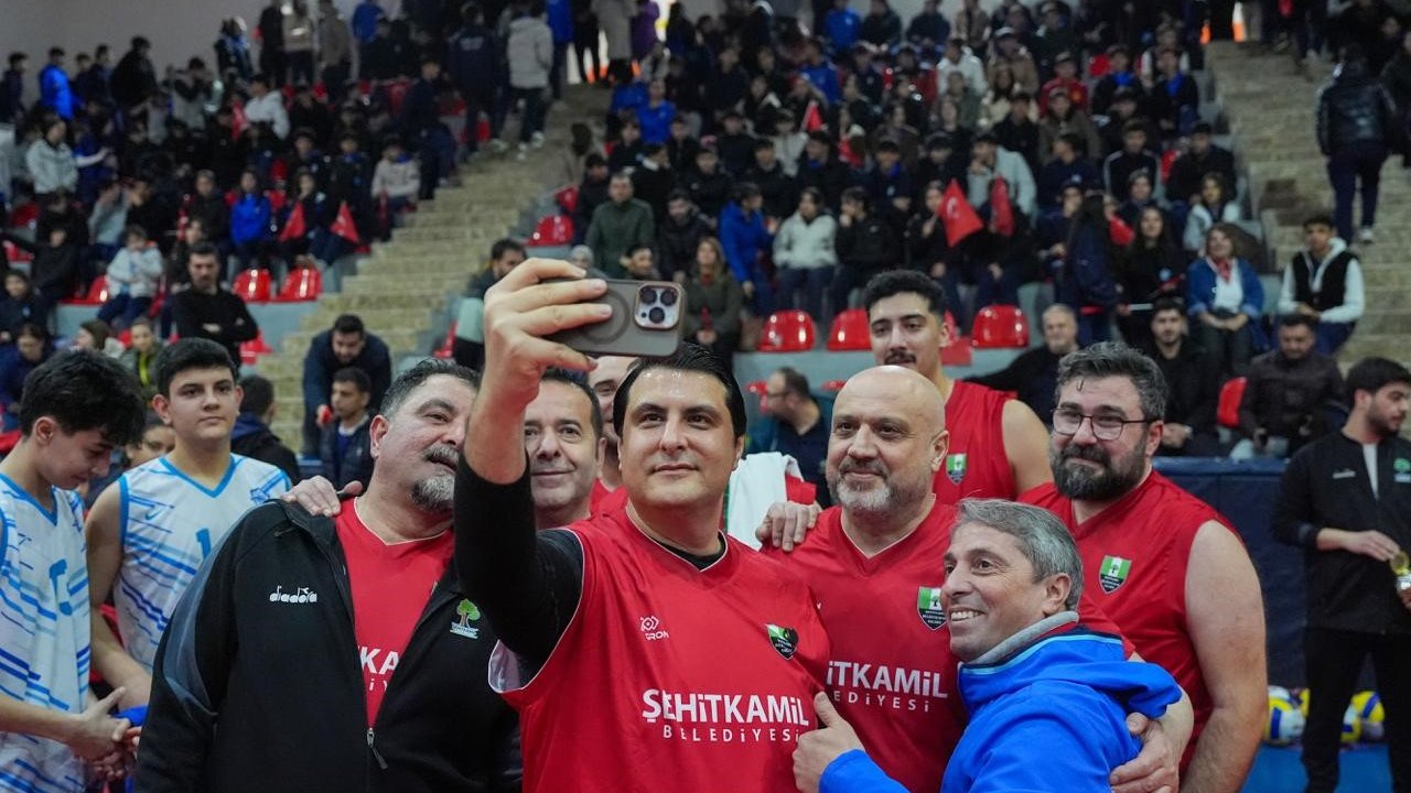 Yılmaz, parkede gençlerle kozlarını paylaştı