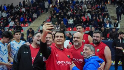 Yılmaz, parkede gençlerle kozlarını paylaştı