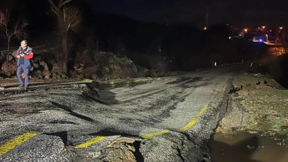 Yoğun yağış sonrası köy yolunda çökme meydana geldi