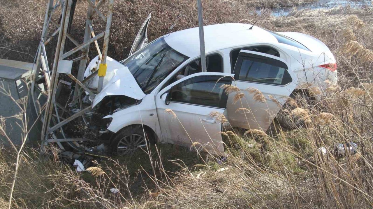 Yoldan çıkan otomobil direğe çarptı: 3 yaralı