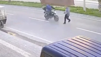 Yolun karşısına geçerken motosikletin çarptığı bir kişi yaralandı