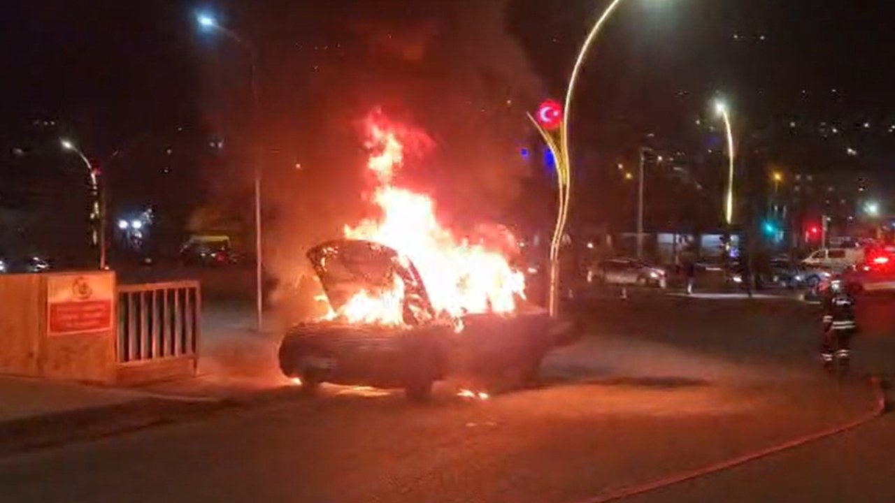 Yozgat’ta otomobil alev alev yandı