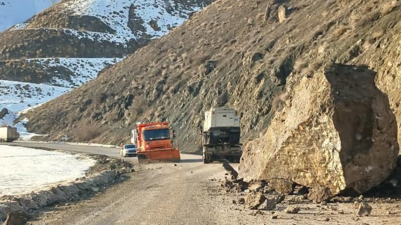 Yüksekova-Van karayolunda faciadan dönüldü: Dev kayalar yola düştü
