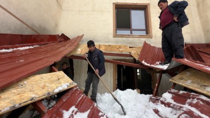 Yüksekova’da kar esareti: Çatıdan düşen kar kütlesi iş yerlerine hasar verdi